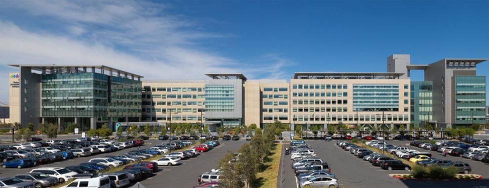 使命湾 campus buildings and parking lot